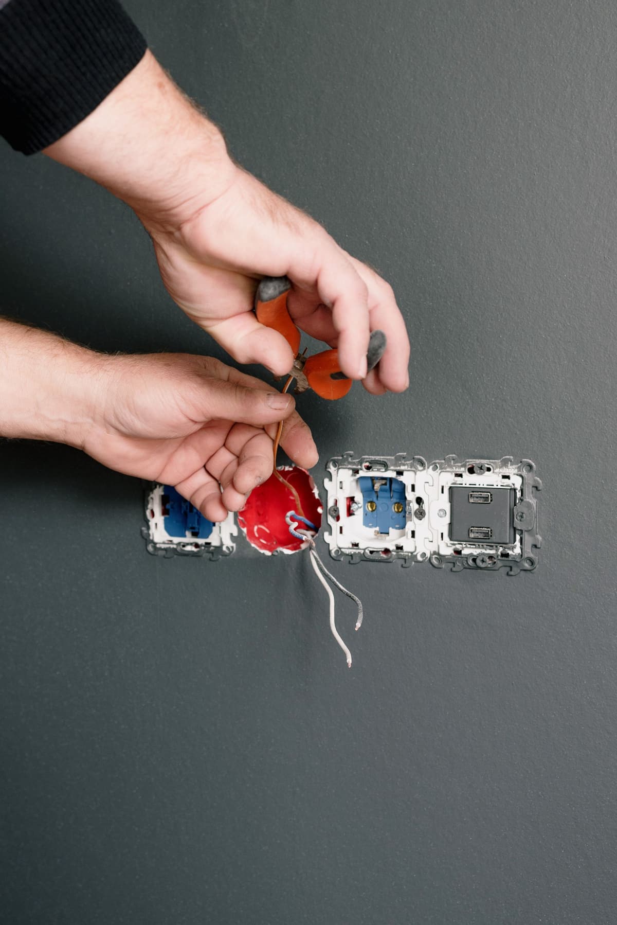 Instalação de tomada e interruptor em reforma residencial