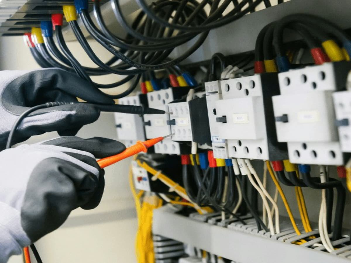 Teste de quadro elétrico com multímetro antes de liberar o circuito
